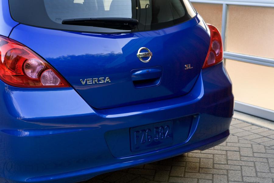  Nissan Versa Hatchback 2010 года  (фото 17 из 30)